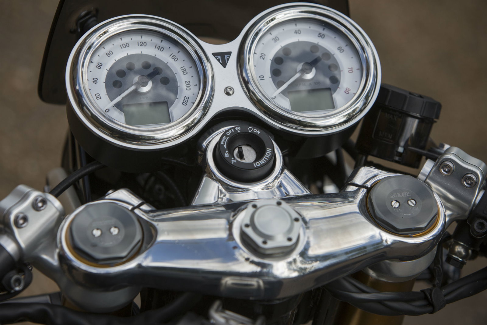 Triumph Thruxton R vs Bobber